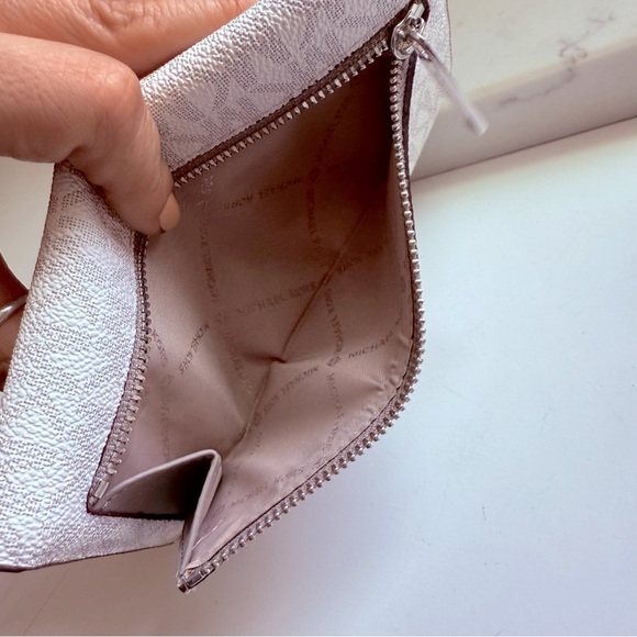 Michael Kors Cream Jet Set Large Logo Trifold Wallet - Picture 8 of 10